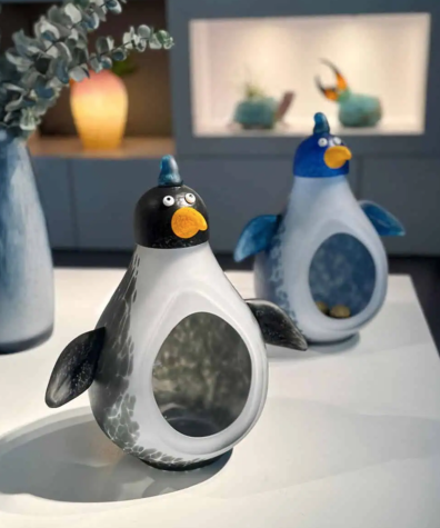 Huggy | Penguin Bowl | Borowski image